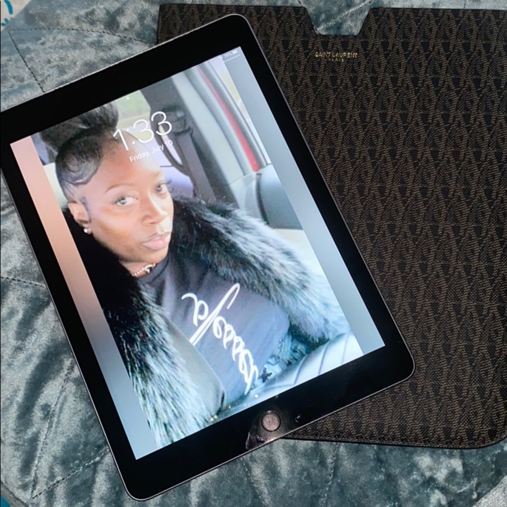 Ipad 6th Generation - image 2